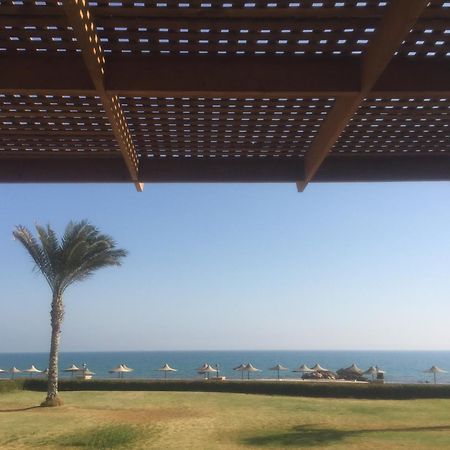 Beach Front Chalet Айн Сохна Екстериор снимка