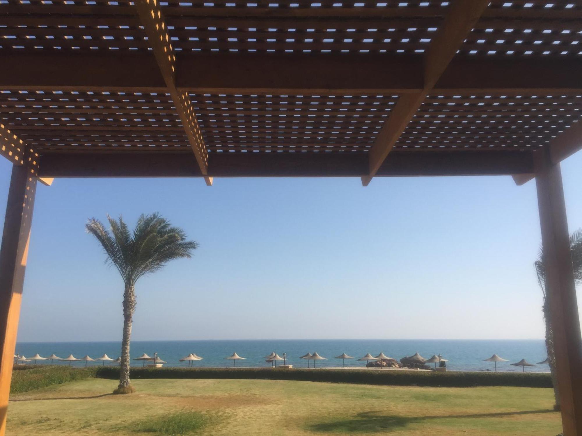 Beach Front Chalet Айн Сохна Екстериор снимка